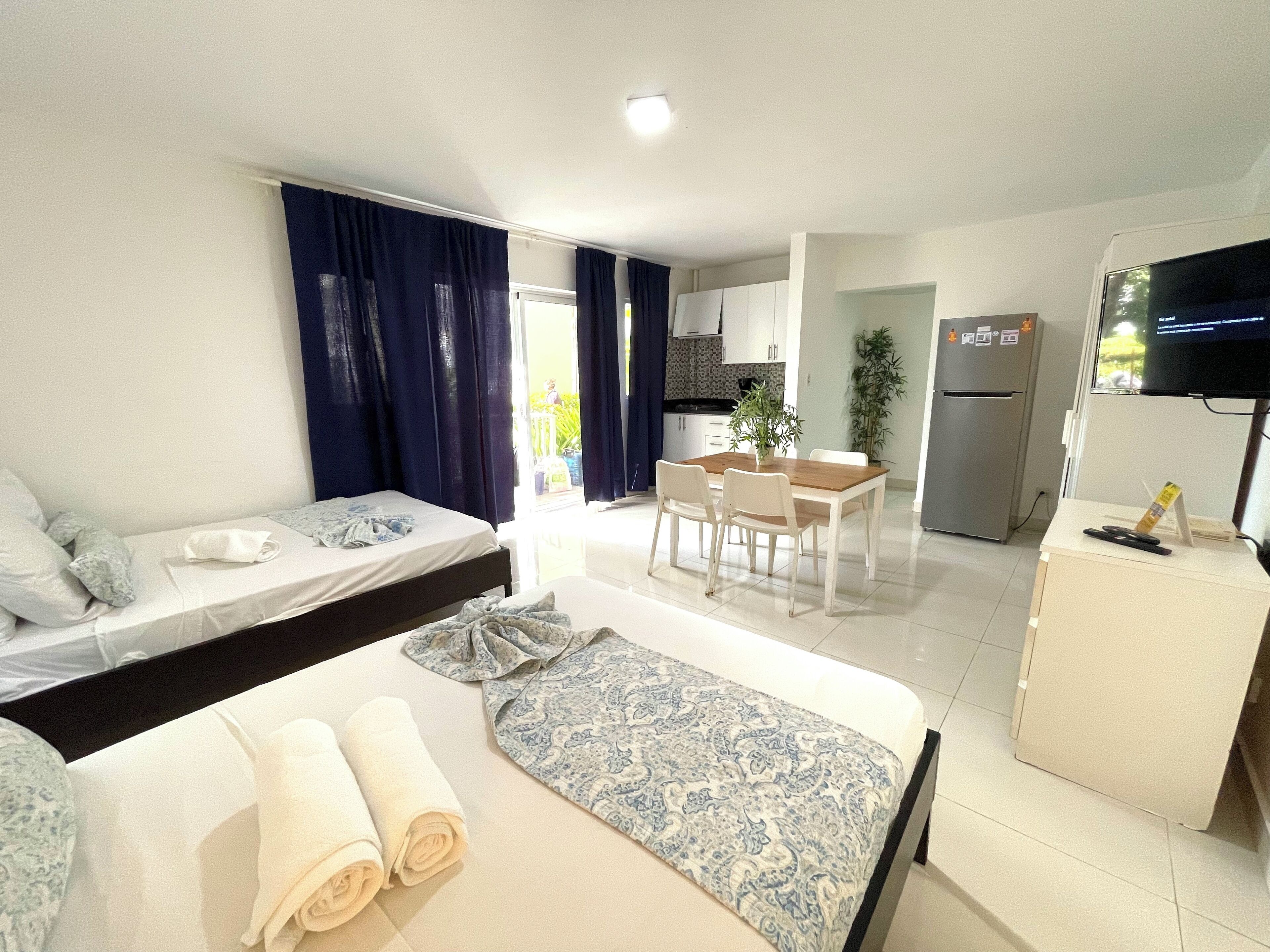 디럭스 스튜디오, 풀사이드 | 거실 공간 | 케이블 채널 시청이 가능한 24인치 LCD TV