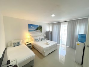 Studio, uitzicht op zwembad | Een kluis op de kamer, individueel gedecoreerd, individueel gemeubileerd