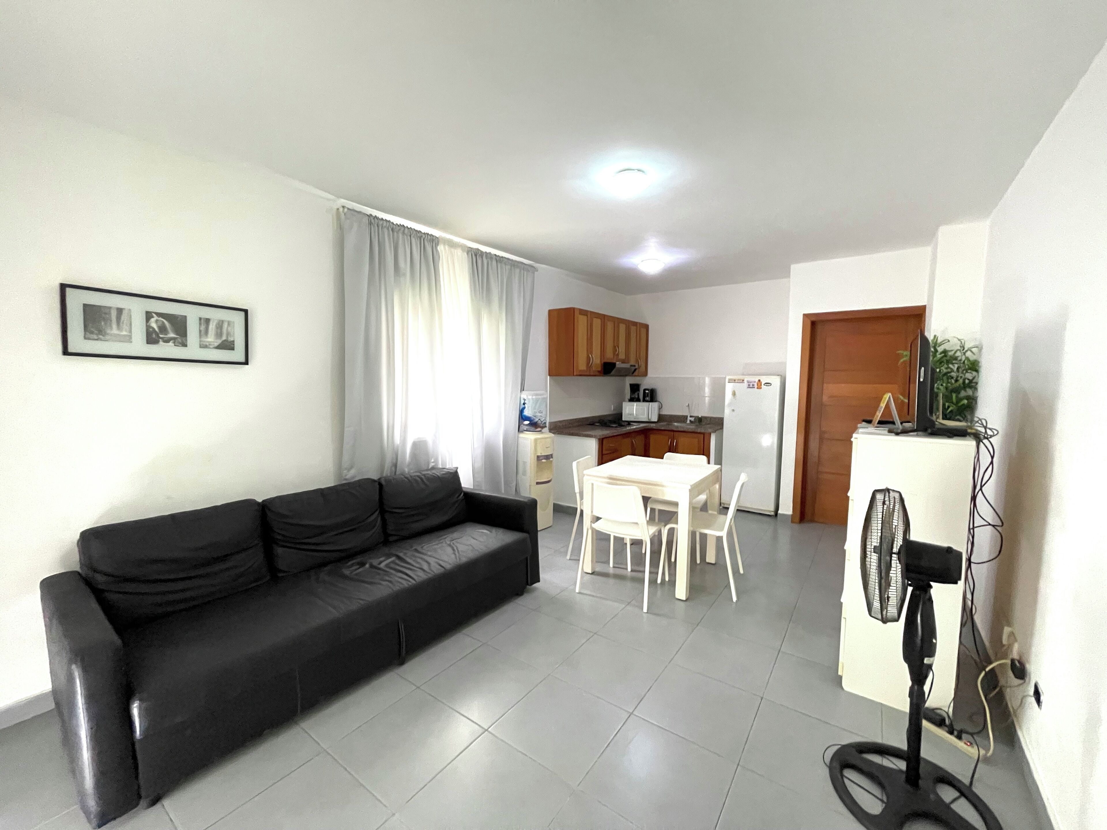 Presidentieel appartement, uitzicht op tuin | Woonruimte | Een 24-inch lcd-televisie met kabelzenders