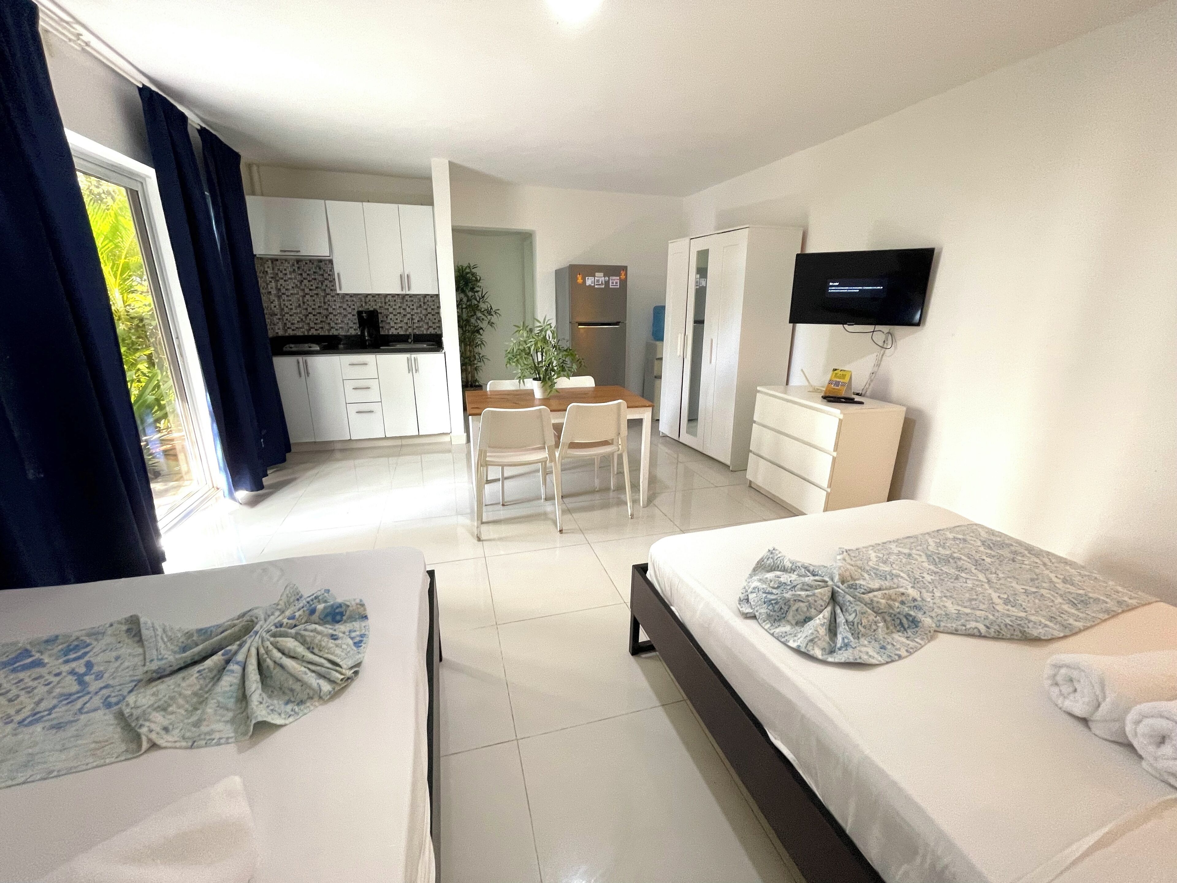 Deluxe studio, aan het zwembad | Privékeuken | Een koelkast, een kookplaat, een koffiezetapparaat/waterkoker