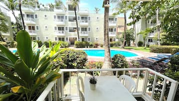 Estudio, balcón, vista a la alberca | Vista desde la habitación