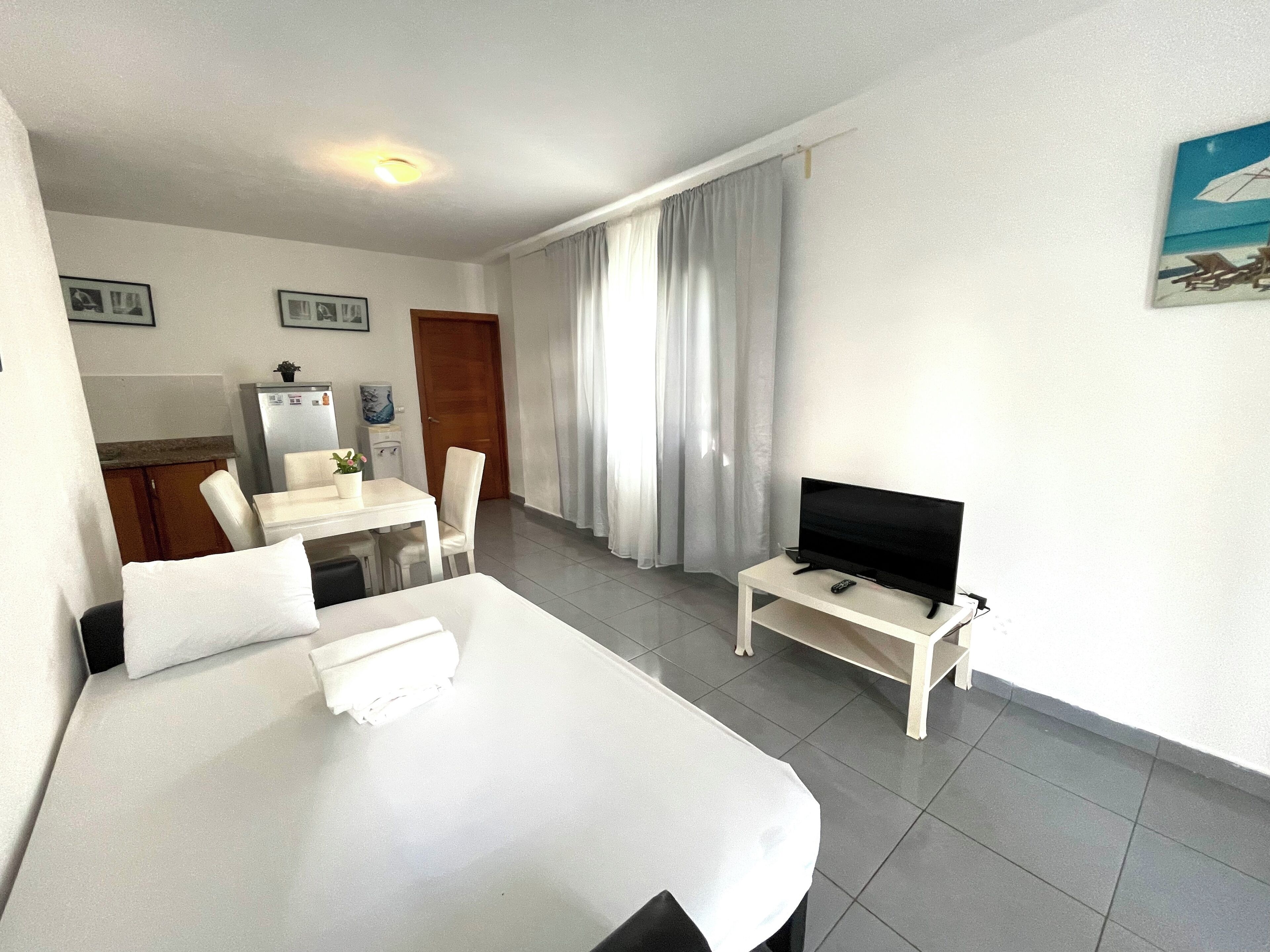 Executive appartement, 1 slaapkamer, uitzicht op tuin | Woonruimte | Een 24-inch lcd-televisie met kabelzenders