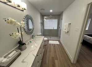 Dusche, Haartrockner, Handtücher, Seife