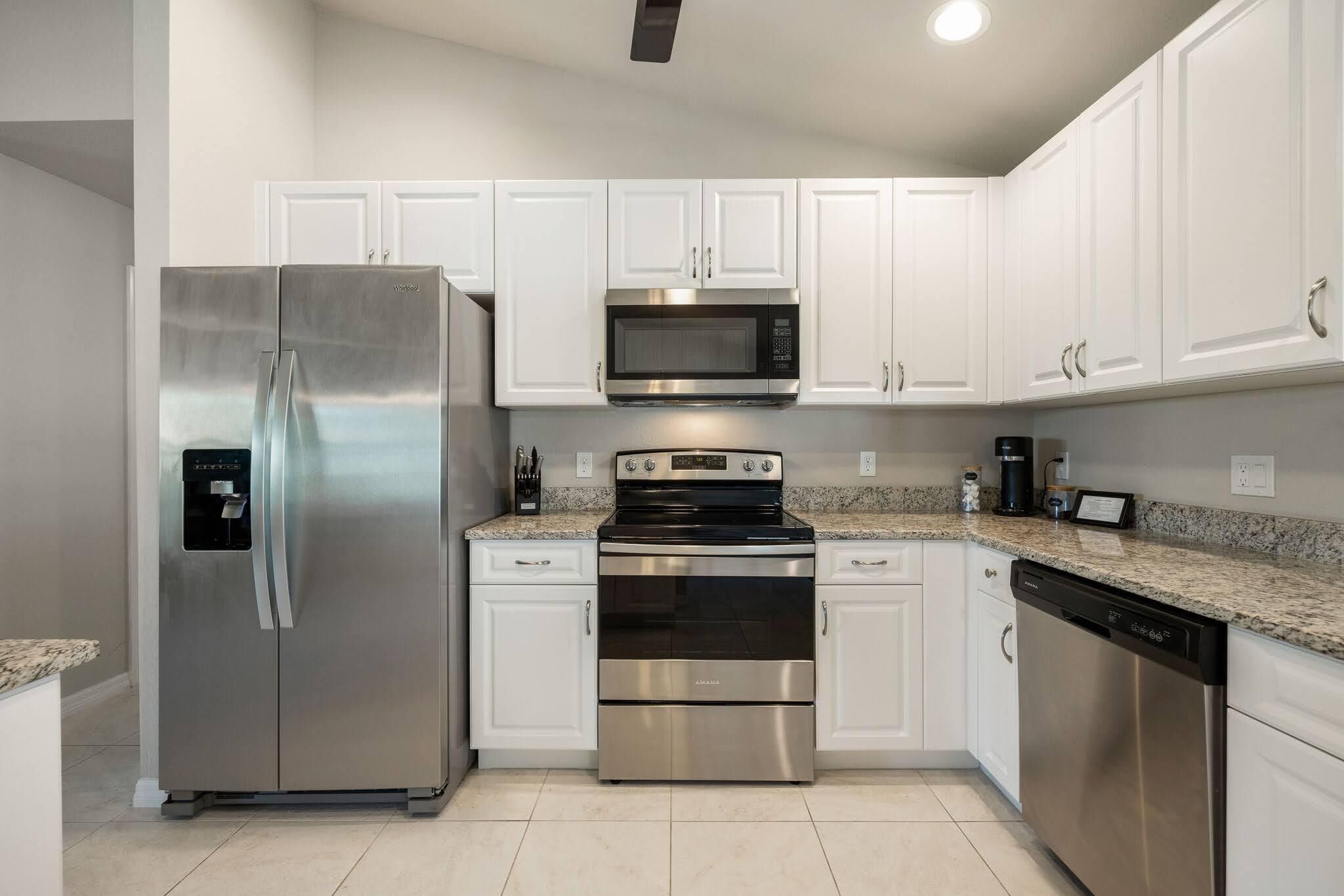 Mikrowelle, Ofen, Herdplatte, Geschirrspüler