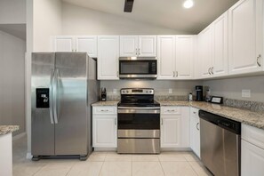 Mikrowelle, Ofen, Herdplatte, Geschirrspüler