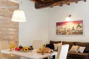Dining - Chiavari 2 Bed / 2 Bath Apt in Campo de Fiori (Roma)