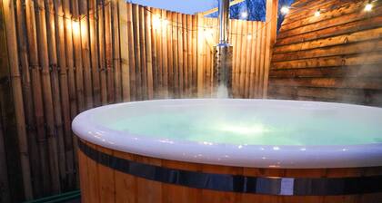 Luxury Cabin with Wood Fired Hot Tub