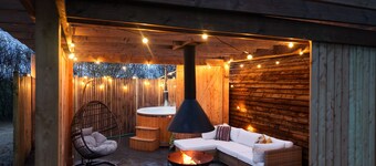 Luxury Cabin with Wood Fired Hot Tub