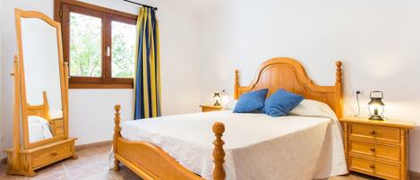 3 chambres, fer et planche à repasser, lit de bébé portatif