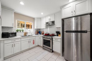 Fridge, microwave, oven, stovetop - Steps to Beach - Hoops, Pool Table & Fun Game Room (Midway City)