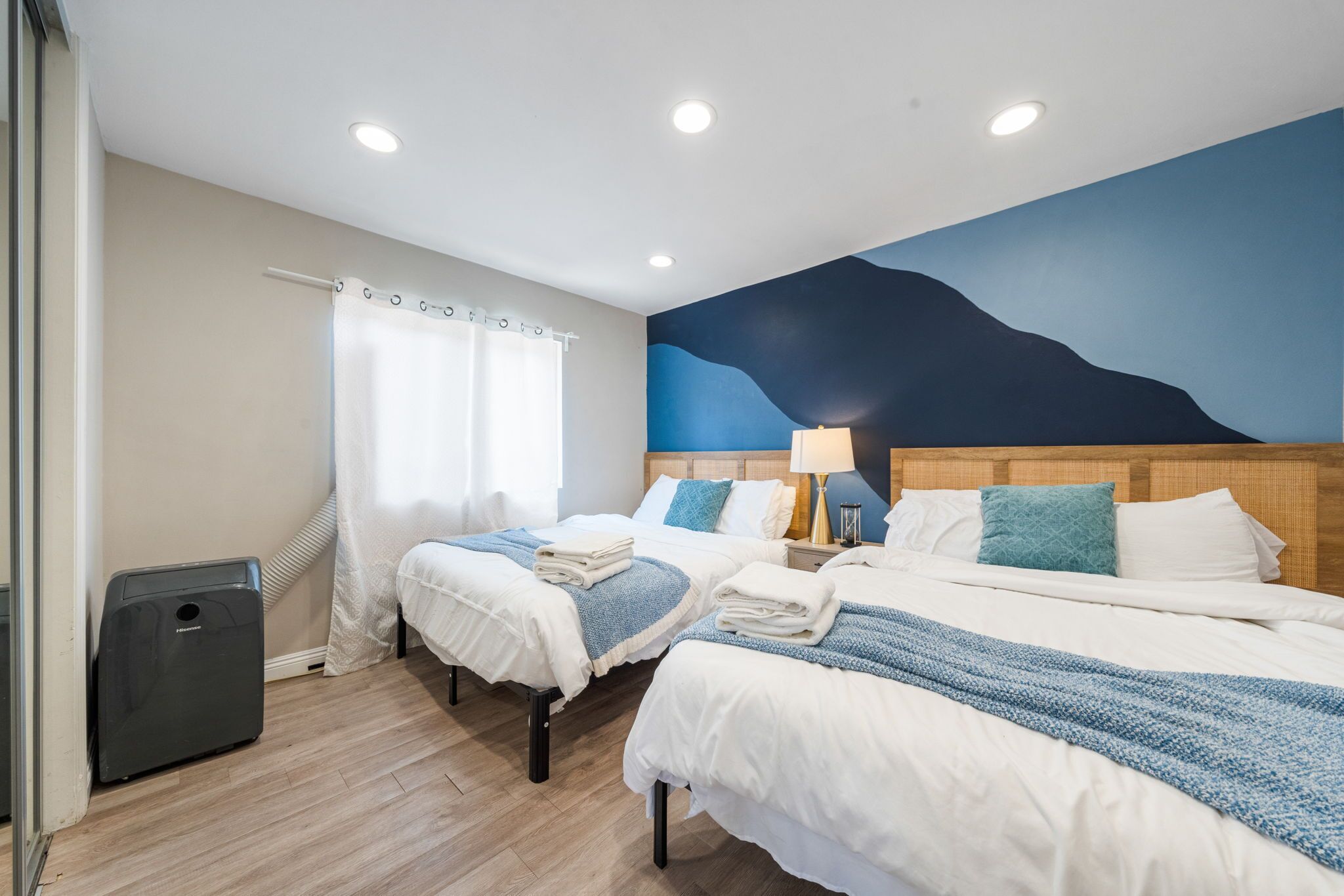 4 soverom, skrivebord, strykejern/-brett og reiseseng for barn