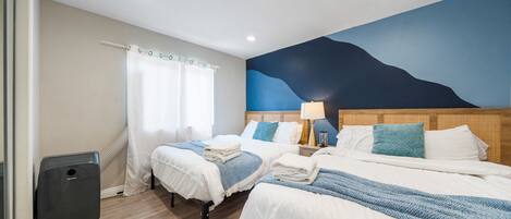 4 makuuhuonetta, työpöytä, silitysrauta/-lauta, vauvan matkasänky