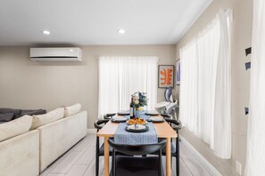 Dining - Steps to Beach - Hoops, Pool Table & Fun Game Room (Midway City)