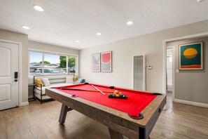 Game room - Steps to Beach - Hoops, Pool Table & Fun Game Room (Midway City)