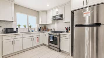Coffee/tea maker, fridge, microwave, oven