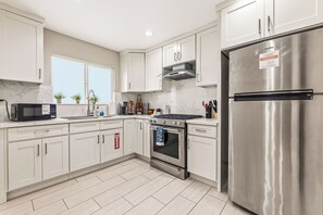 Coffee/tea maker, fridge, microwave, oven - Steps to Beach - Hoops, Pool Table & Fun Game Room (Midway City)