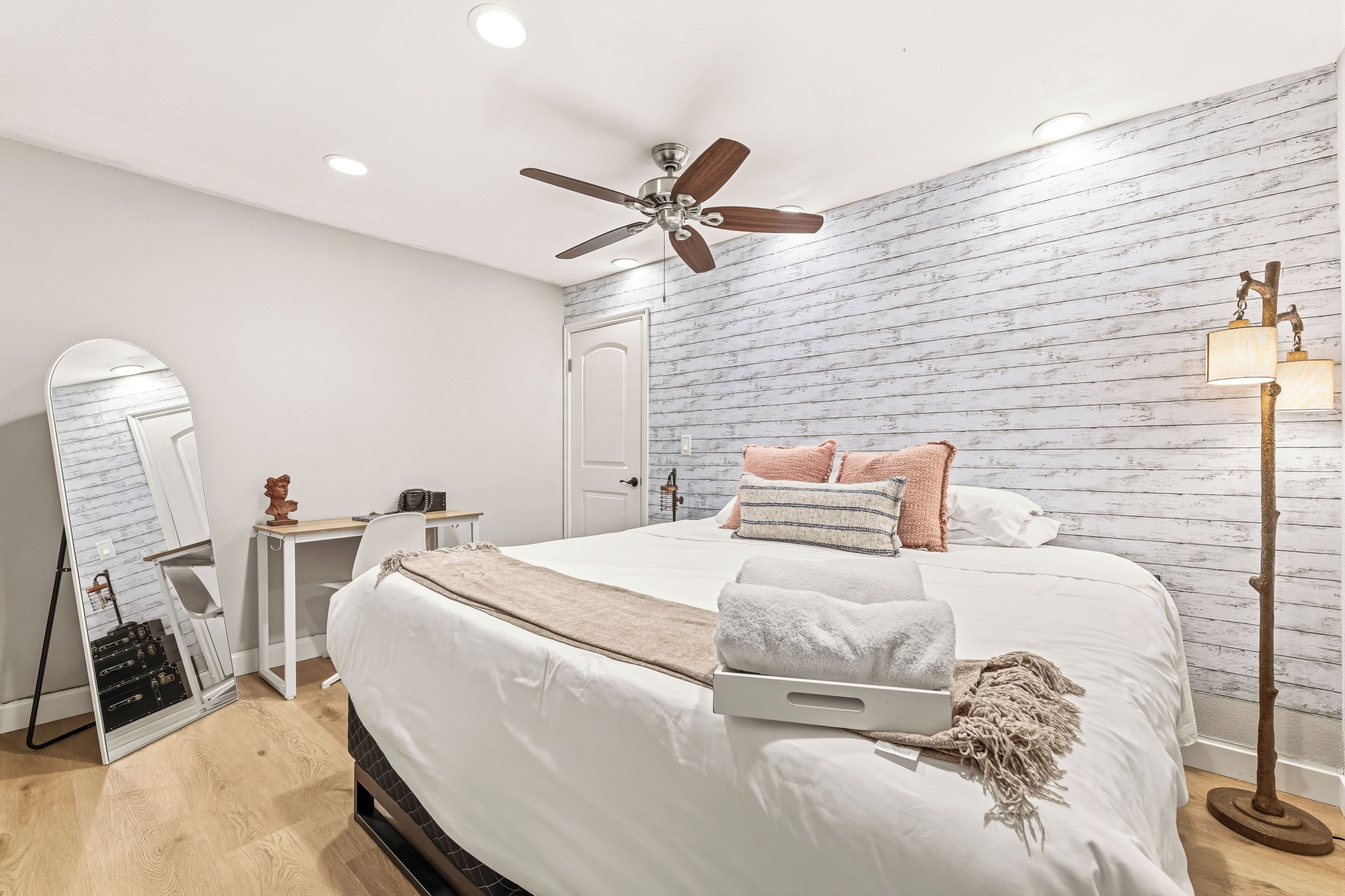 4 bedrooms, desk, iron/ironing board, travel crib