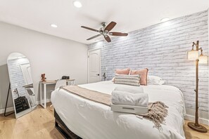 4 bedrooms, desk, iron/ironing board, travel crib - Steps to Beach - Hoops, Pool Table & Fun Game Room (Midway City)