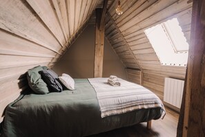 3 bedrooms, desk, free WiFi, bed sheets - Cottage-style country house (La Roë)