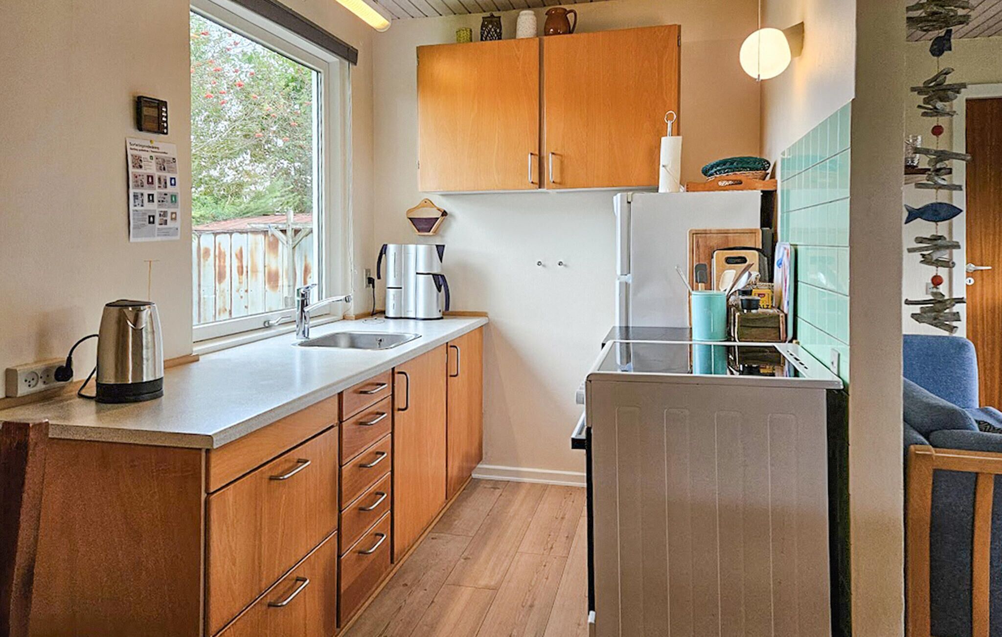 Kjøleskap, kokeplater og kaffetrakter/tekoker