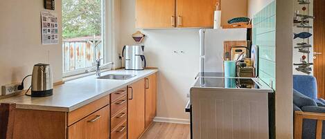 Kjøleskap, kokeplater og kaffetrakter/tekoker