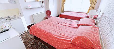 7 bedrooms, WiFi, bed sheets