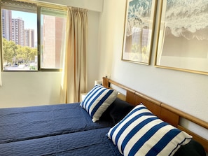 2 quartos, ferros/tábuas de passar roupa, berço de viagem