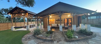 Waterfront Paradise! Cabin-Style Retreat on the River