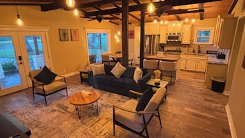 Smart-TV, Kamin, Videospiele, Tischtennisplatte