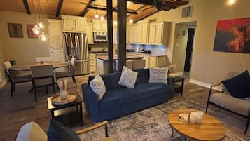 Smart-TV, Kamin, Videospiele, Tischtennisplatte