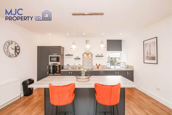 Fridge, microwave, oven, dishwasher