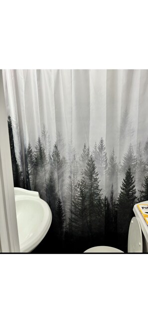 Pyyhkeet, saippua, vessapaperi