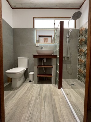 Dusche, Haartrockner, Handtücher