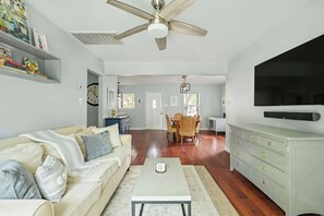 Smart-TV, Bücher, Arbeitsbereiche