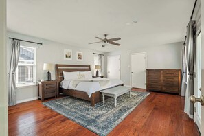 3 Schlafzimmer, Schreibtisch, Bügeleisen/Bügelbrett, Reisekinderbett