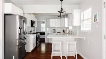 雪櫃、微波爐、焗爐、爐具