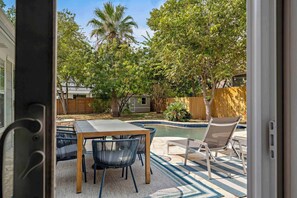 تناول الطعام بالخارج