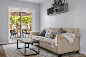 Smart-TV, Bücher, Arbeitsbereiche