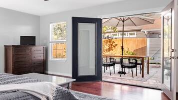 3 quartos, escrivaninha, ferros/tábuas de passar roupa