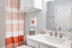 تجهيزات دش، مجففات شعر، مناشف، صابون