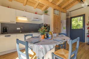 Een koelkast, een magnetron, een oven, een kookplaat