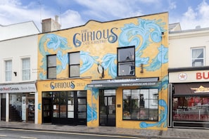 Un edificio con un mural de olas azules y el texto
