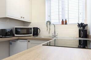 Kühlschrank, Mikrowelle, Ofen, Wasserkocher mit Kaffee-/Teezubehör