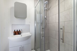 Douche, sèche-cheveux, serviettes fournies