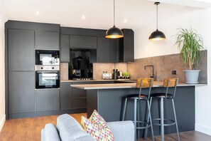 Coffee/tea maker, fridge, microwave, oven - Central 2-Bed Modern Home with Garage (Cheltenham)