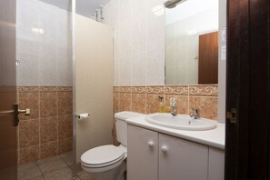 Ducha, secador de pelo y toallas