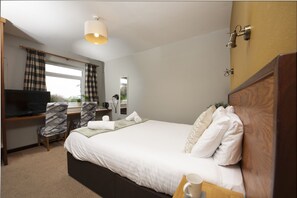 1 bedroom, desk, travel cot, free WiFi - Tricky's @ Tolgus, Redruth - Dogs Accepted - Free Wifi & Parking - Accessible Rooms (Redruth)