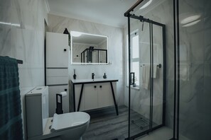 Bruser, hårtørrer, håndklæder, Toiletpapir