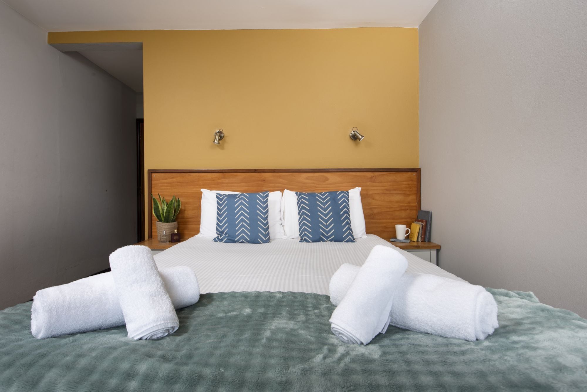 1 bedroom, desk, travel crib, internet