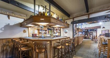 Tolgus King Room - 18 - a hotel room that sleeps 2 guests in 1 bedroom